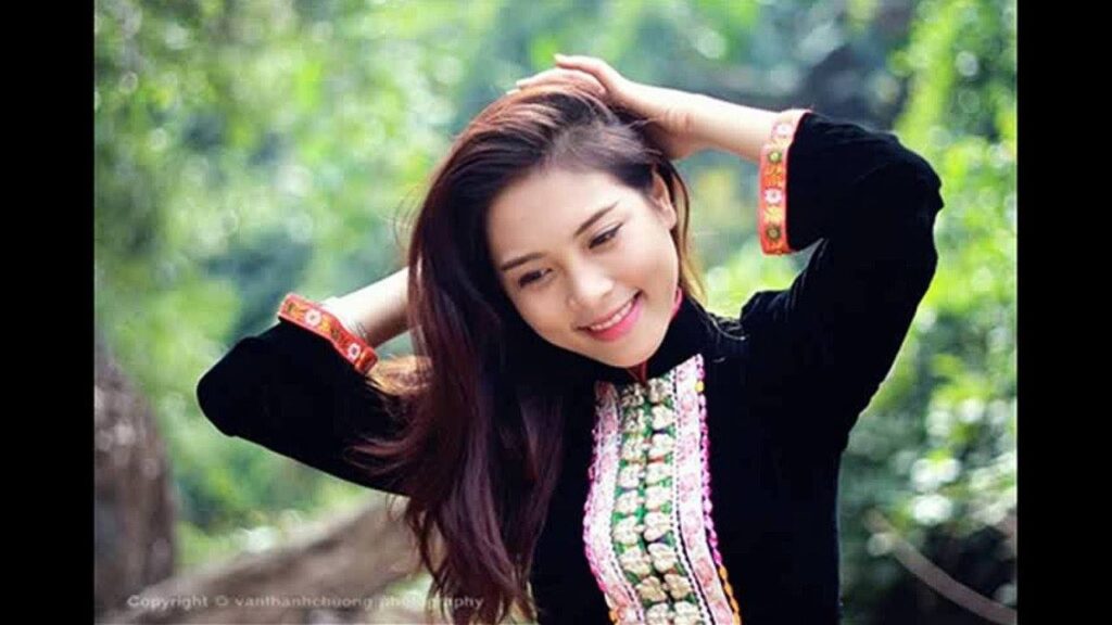 Hình Ảnh Gái Xinh Không Mặc Đồ Nét Quyến Rũ Không Thể Phối Hợp Bị Lờ Đi Trong Không Gian Màu Nước Xanh Ngọc