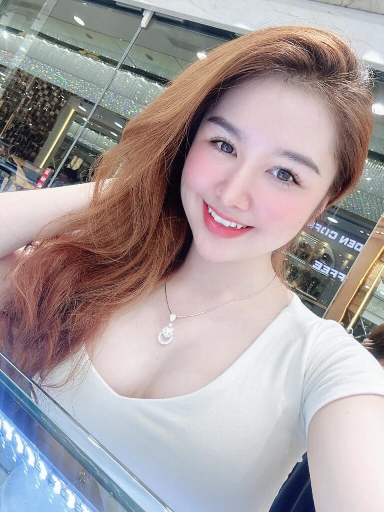 Hình Ảnh Gái Xinh Đeo Mắt Kính Bí Ẩn Quyến Rũ Và Phong Cách Riêng Biệt