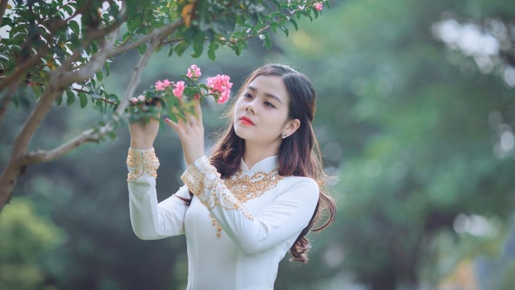Hình Cô Gái Buồn Đẹp – Vũ Điệu Thời Trang Quyến Rũ Và Góc Nhìn Xã Hội